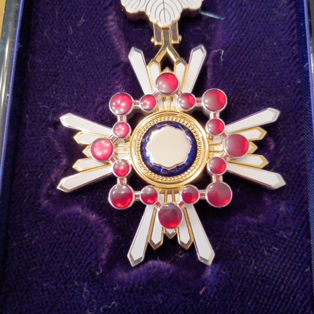 極美品】瑞宝双光章 H15制度改正後 新型 完品 本物保証 勲章 純銀製