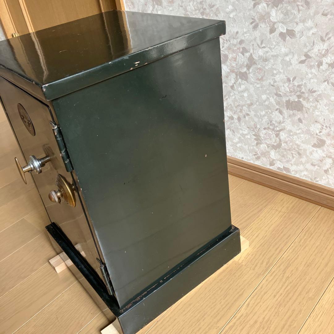 昭和レトロな中型金庫（グリーン色／高45、幅31、奥28㌢／重約