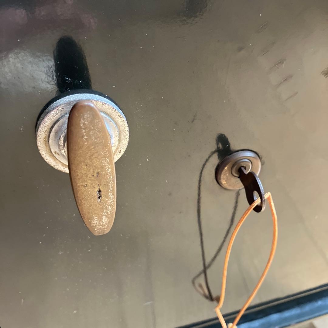 昭和レトロな中型金庫（グリーン色／高45、幅31、奥28㌢／重約