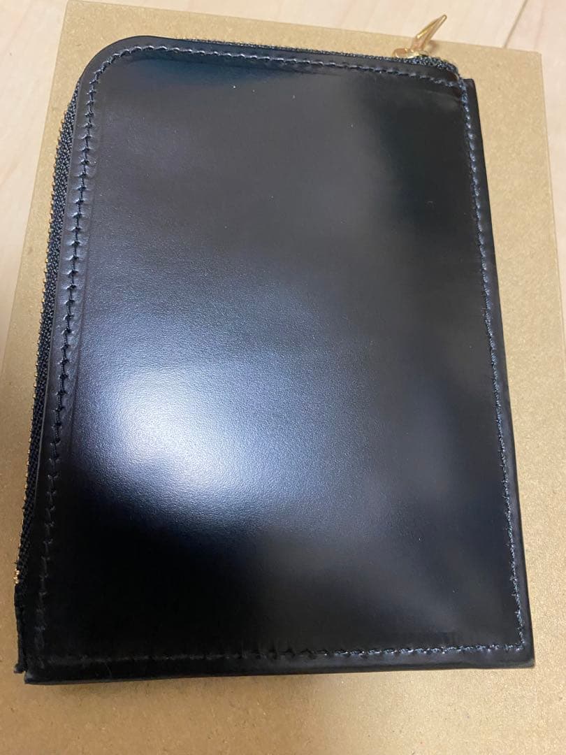 OUR ブラック OUR スリムなレザーミディアム財布