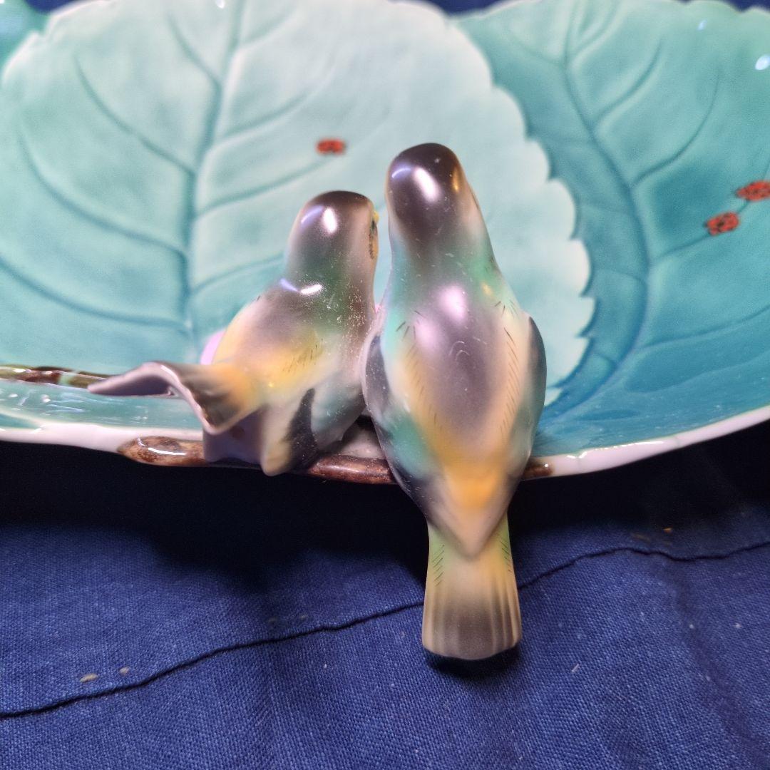 とても古い深川製の陶磁器、2羽の小鳥とてんとう虫