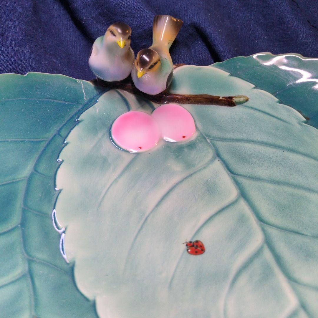 とても古い深川製の陶磁器、2羽の小鳥とてんとう虫