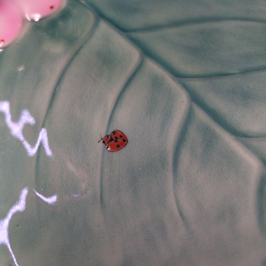 とても古い深川製の陶磁器、2羽の小鳥とてんとう虫