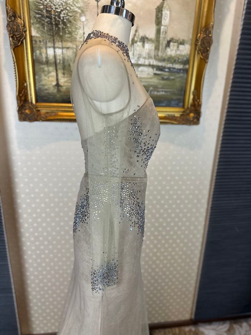 ビーズ装飾付きグレーベージュ色パーティードレス