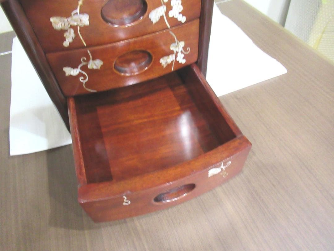 螺鈿家具 螺鈿細工 唐木 花梨 葡萄柄 木製 3段 ミニ箪笥 小引出し