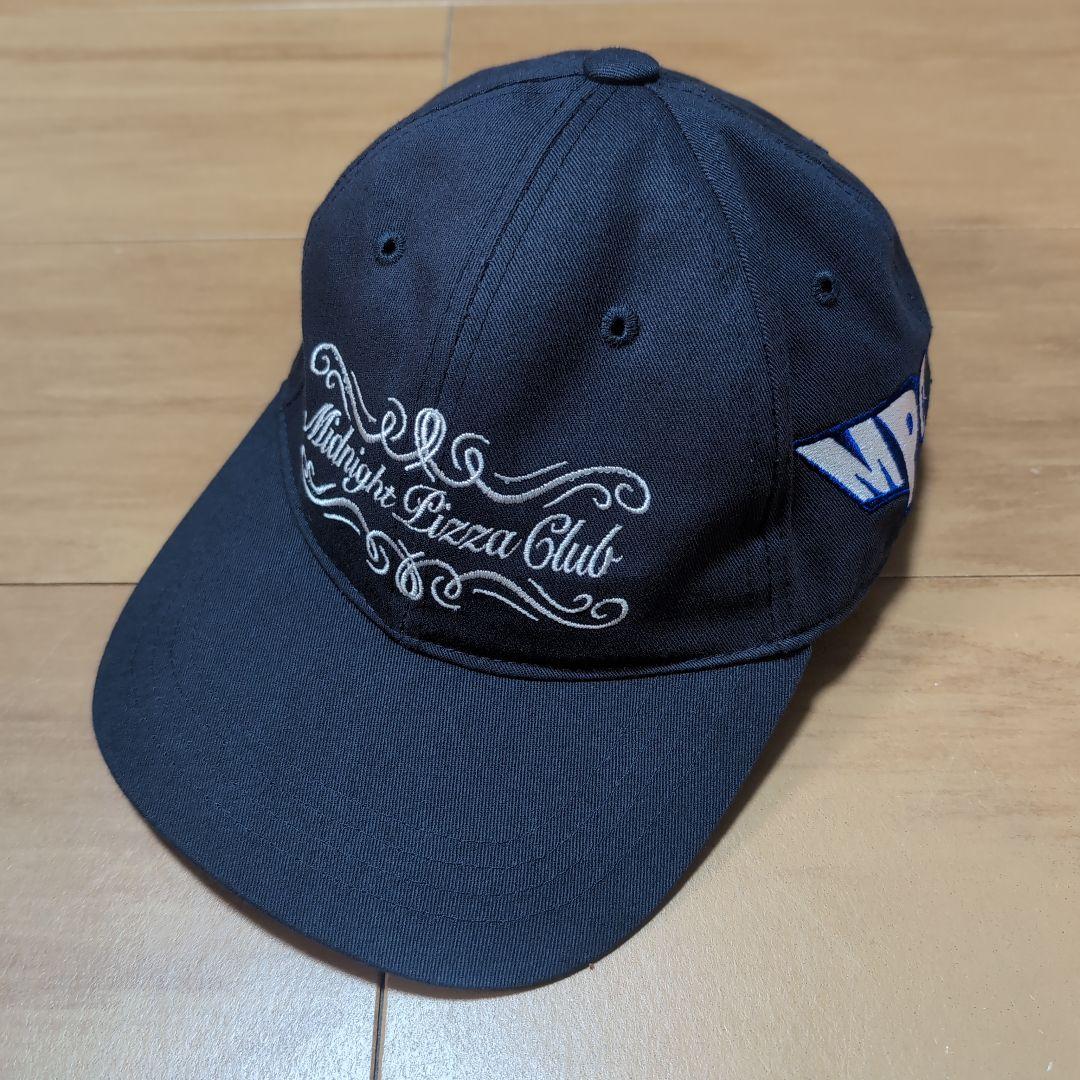 MIDNIGHT PIZZA CLUB x TTTMSW ベースボールキャップ MIDNIGHT PIZZA CLUB × TTTMSW cap（NAVY）