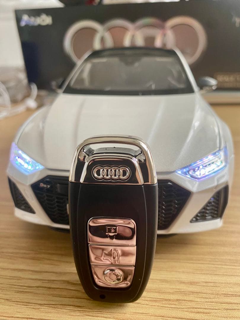 1/18 Audi 合金製ミニカー LED点灯 サウンド 鍵付