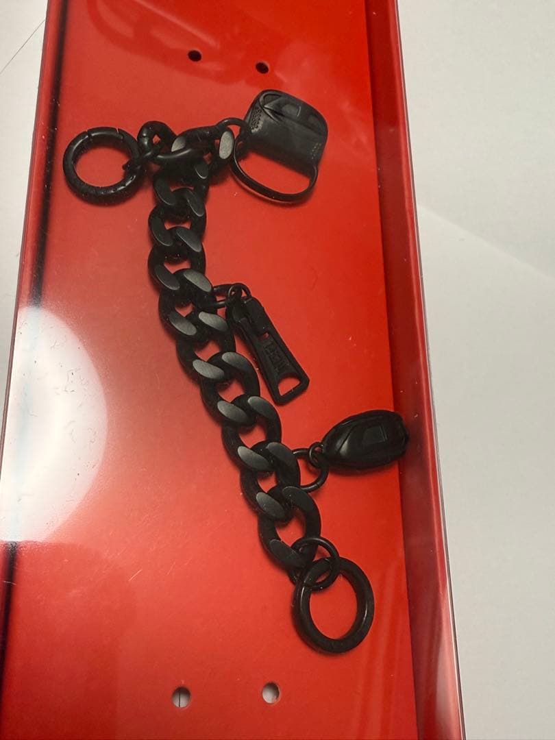 新作DIESEL + CASETiFY マットブラック厚型メタルスマホストラップ