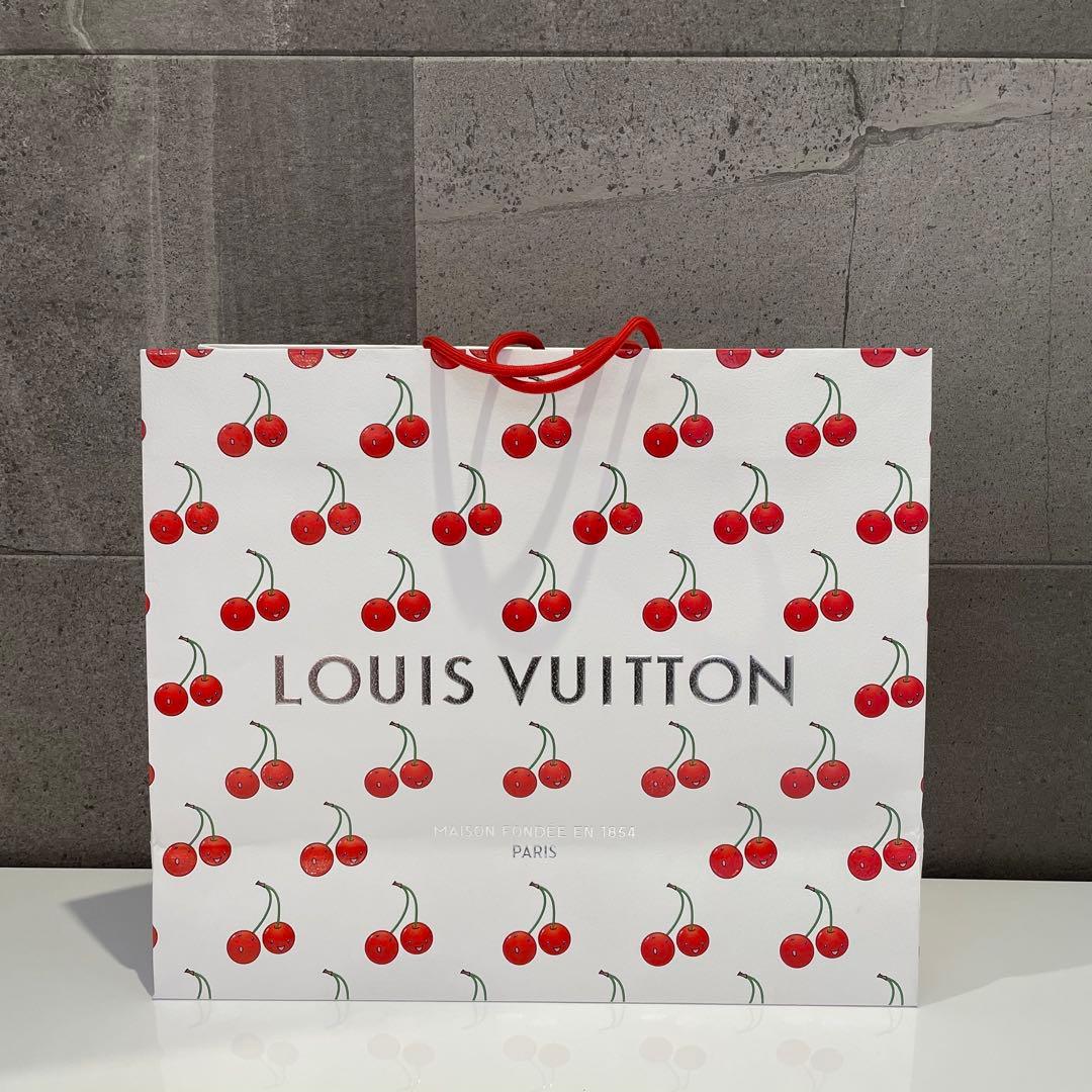 LVチェリー柄ショップ袋1枚、チェリー柄ダンボール1点、包装用紐1