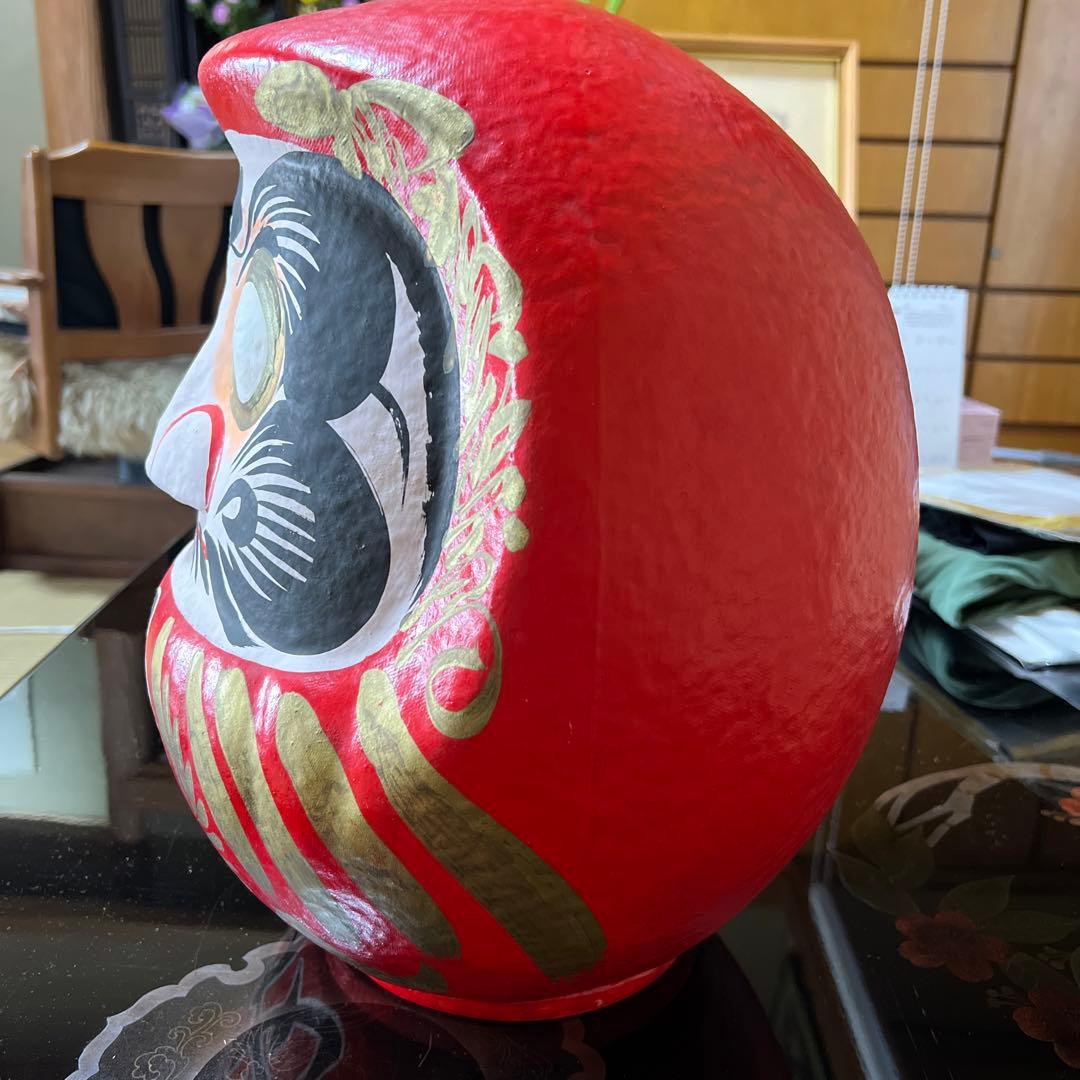 目が入っていない大きなダルマさん