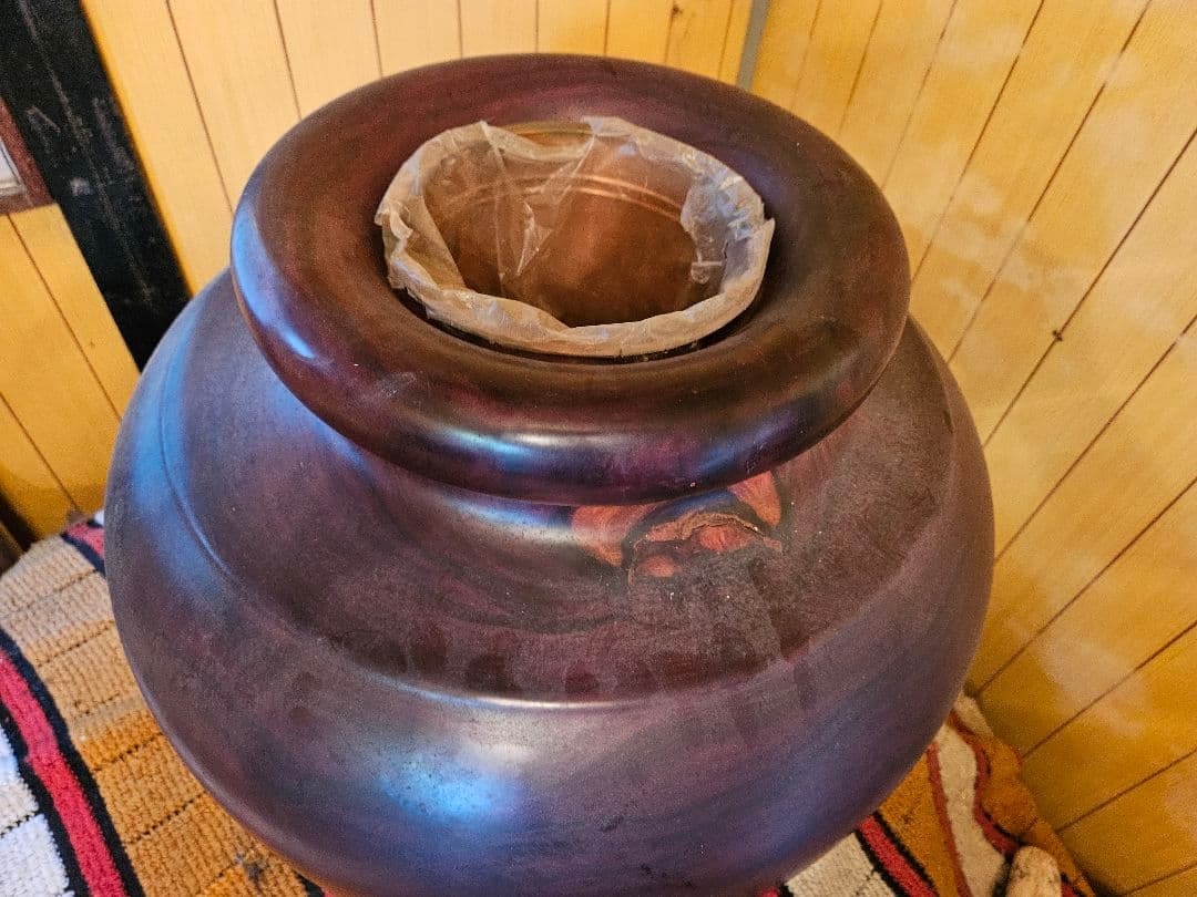 木の壺 深い紫色の丸型広口容器