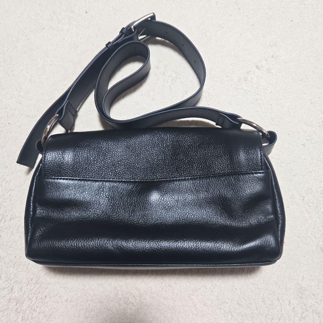 ビアズリー　レザーボディバッグ　ブラック