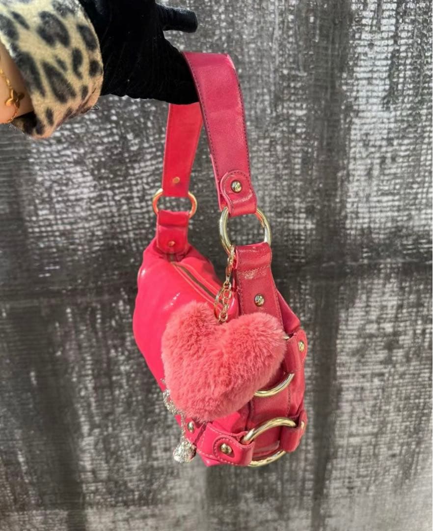 Kathyピンク ショルダーバッグ ハート型チャーム付き