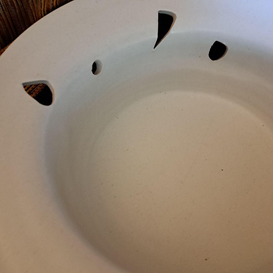 黒田泰蔵の白い白磁の穴あき鉢