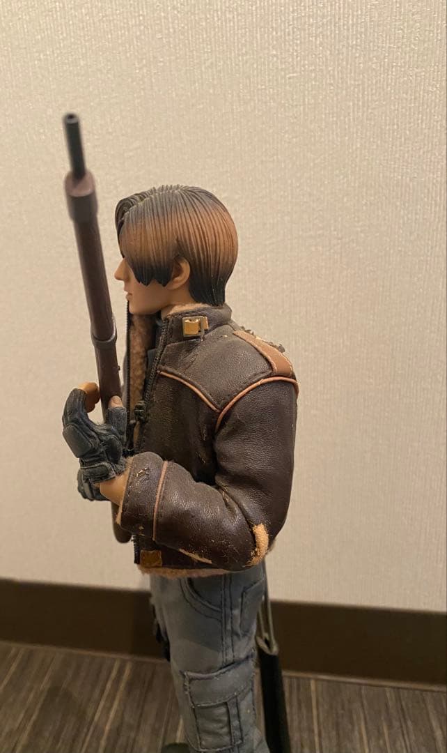 バイオハザード4 1/6スケールフィギュア レオン ホットトイズ - メルカリ