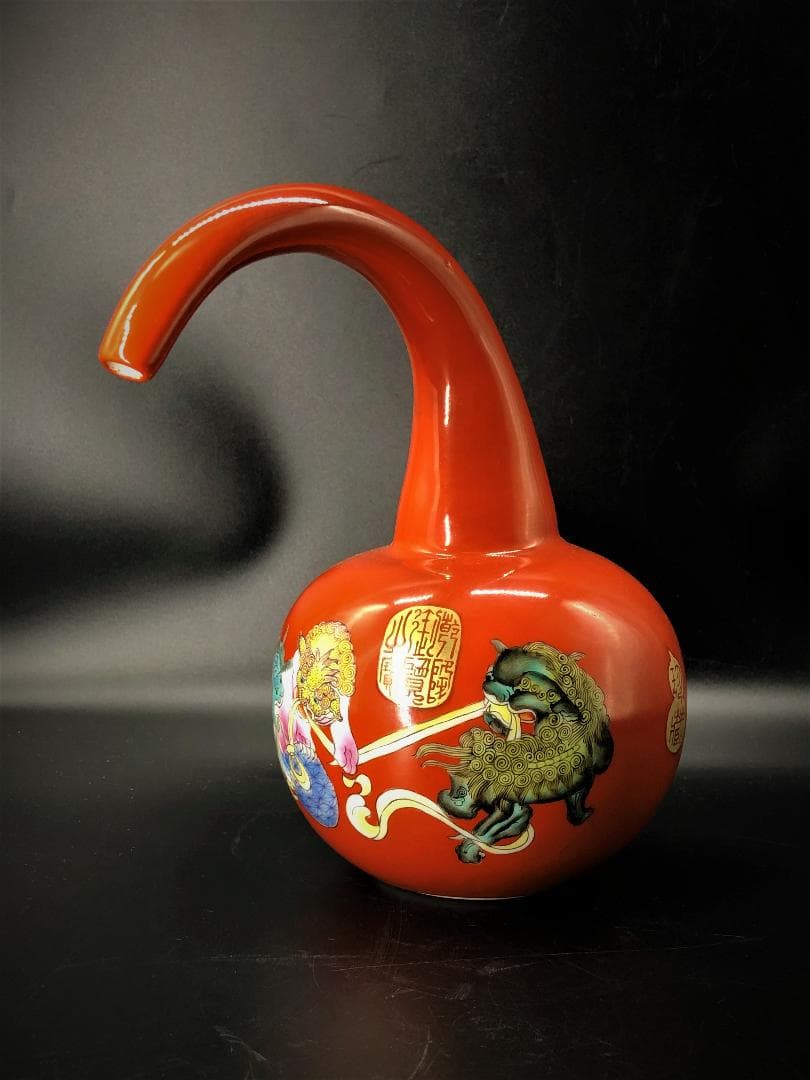 【 乾隆帝の注瓶 康熙年製 】 紅地慈姑形　琺瑯彩獅子文　造辨処作品