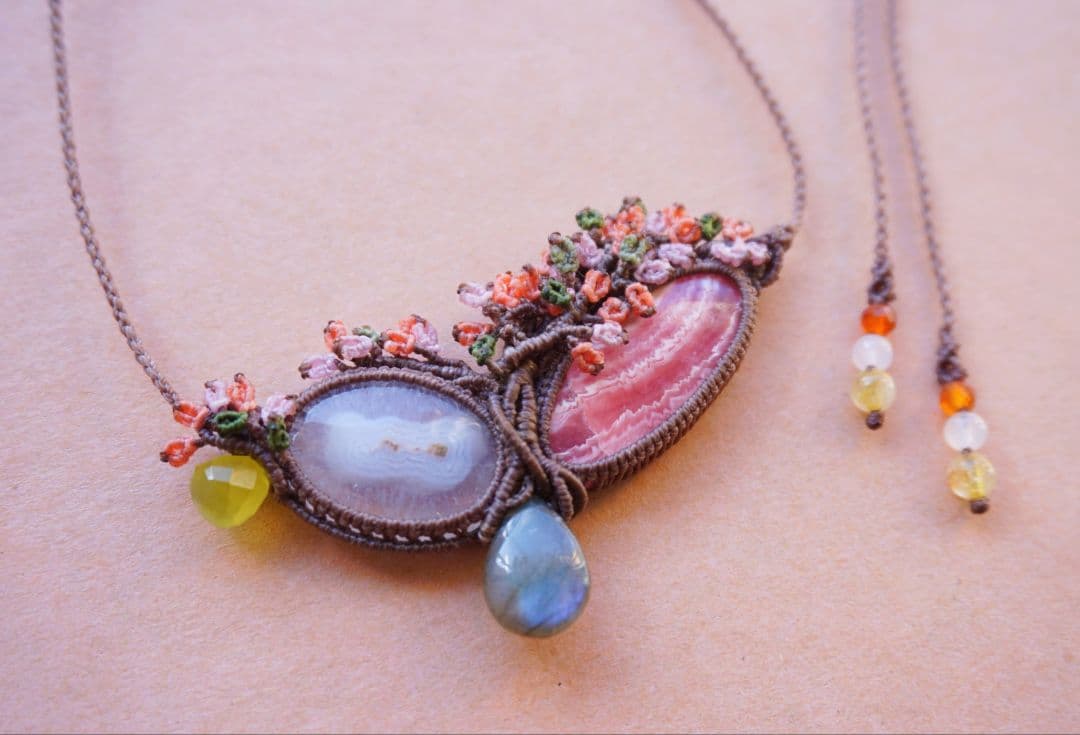 《花笑み》インカローズ　ソーラークォーツ　ラブラドライト　マクラメ　ネックレス