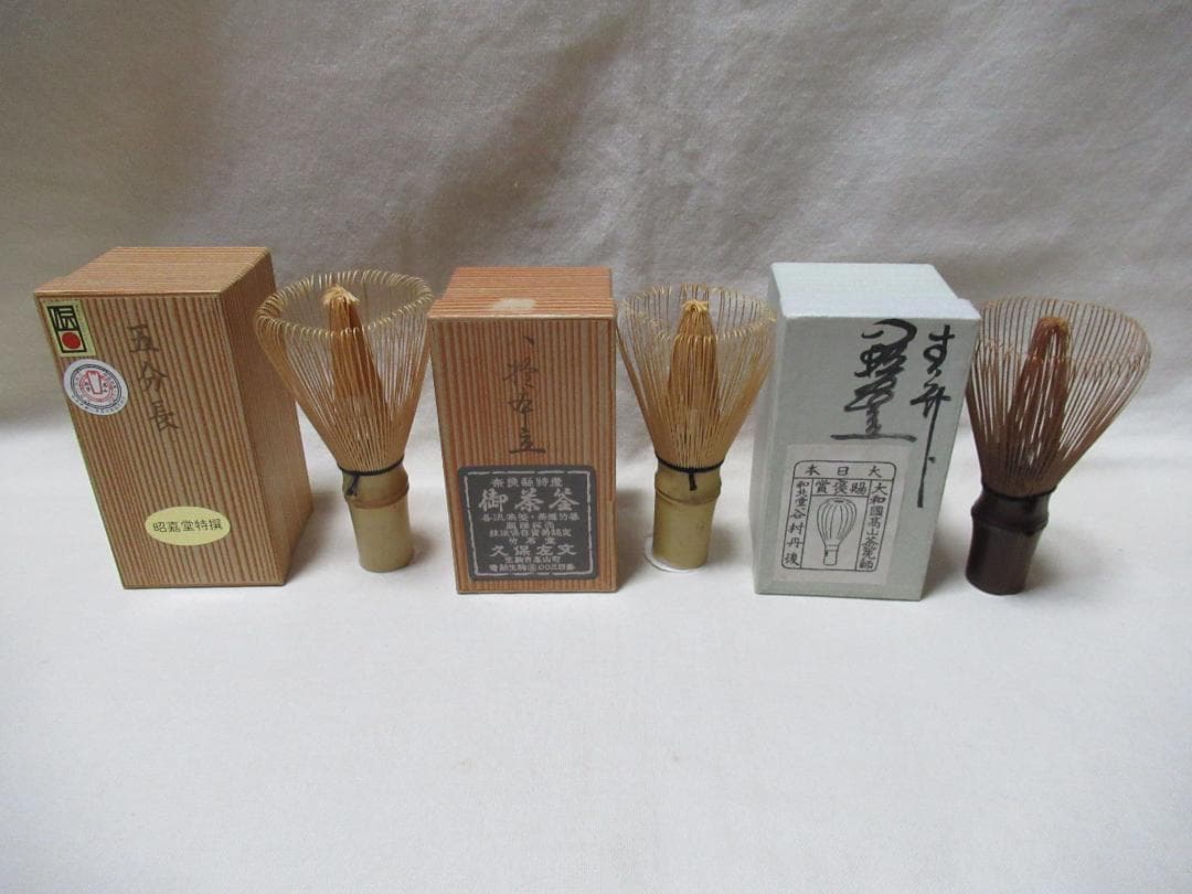 茶道具　竹茶筅　３個（白竹５分長　久保左文白竹　谷村丹後煤竹） 茶筅 白竹(谷村丹後 作) 色糸 : 抹茶色在庫切れ - 抹茶楽道 茶道具 竹