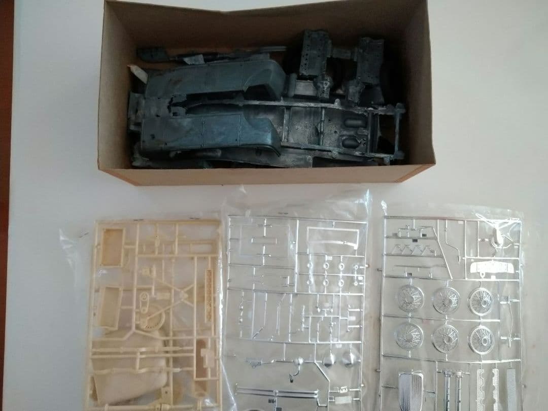 車　クラシックカー　メタルキット　１/１８　Ｄｕｅｓｅｎｂｅｒｇ　モデルＳＪ