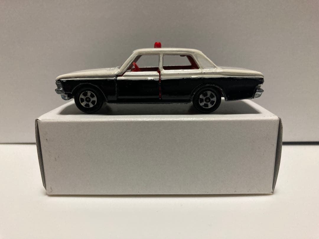 トミカ 日本製 クラウン パトロールカー 1Aホイール 赤色灯Bタイプ