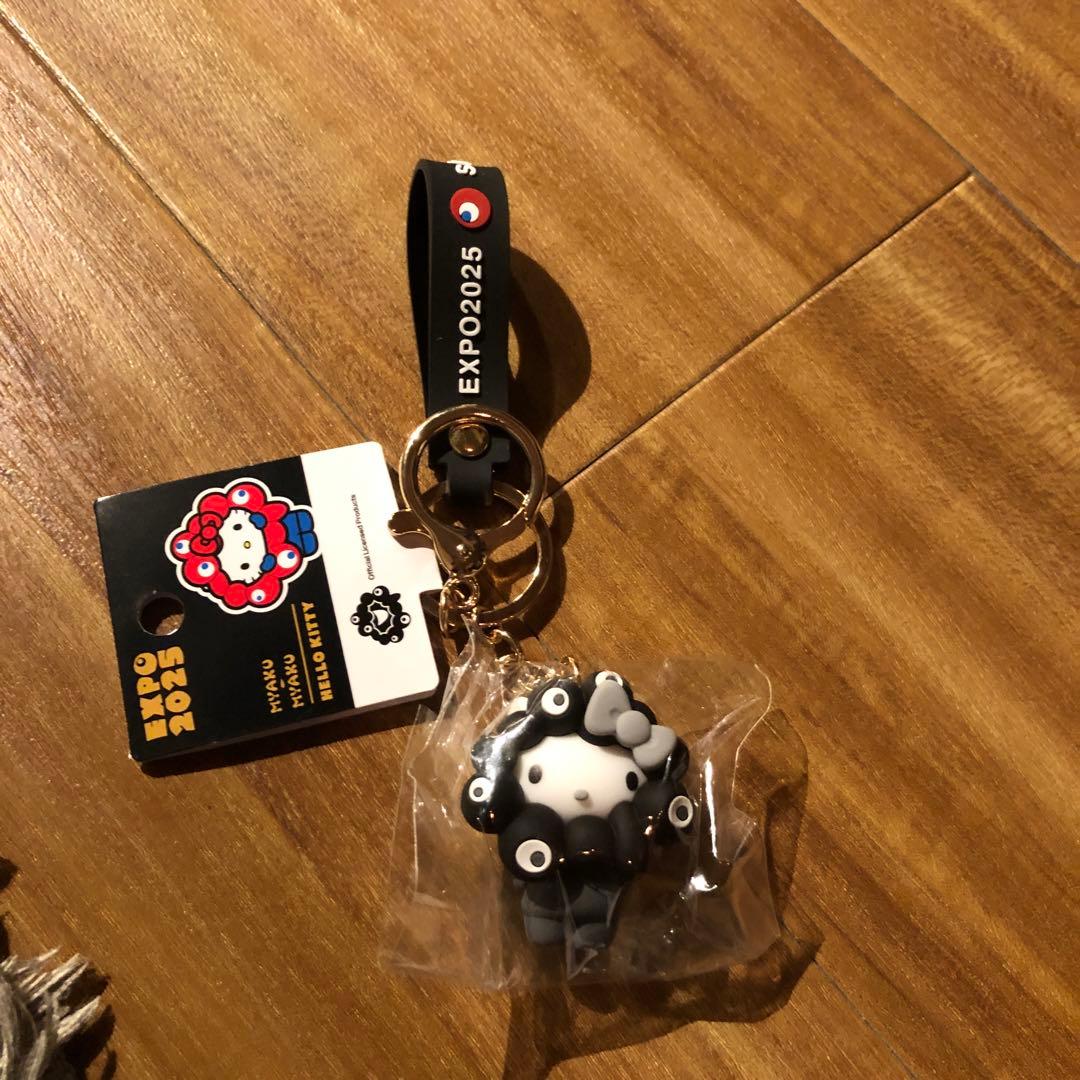 大阪万博 サンリオ×黒ミャクミャク ハローキティ キーホルダー - メルカリ