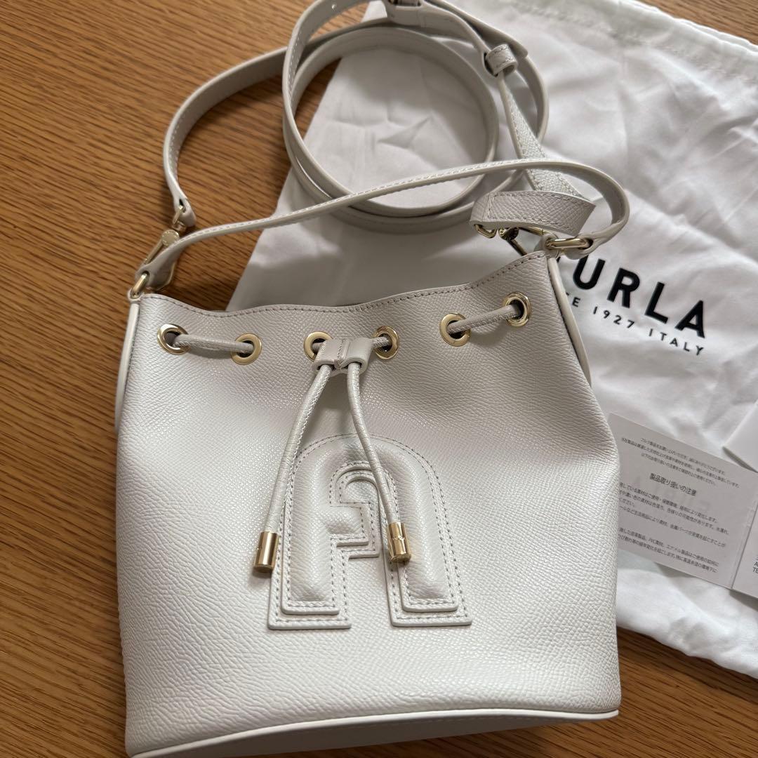 FURLA ホワイト巾着型ショルダーバッグ