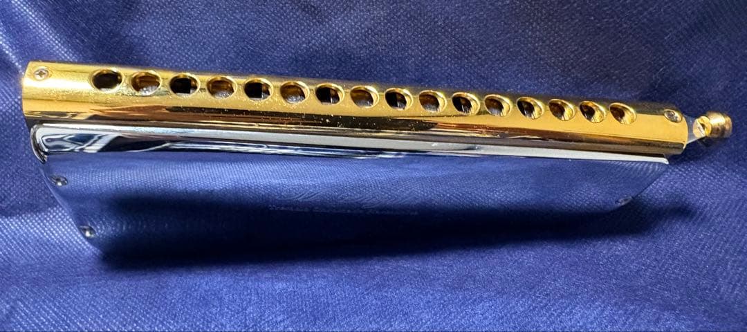 Suzuki Tremolo Chromatic ハーモニカ 革カバー付き。