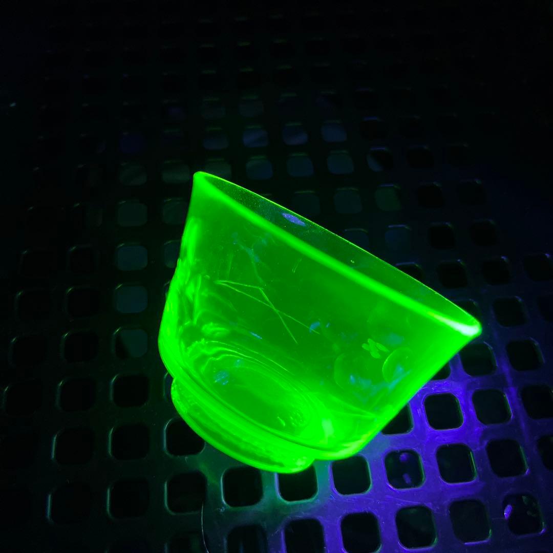 骨董 時代ガラス 切子 花 松葉 黄色 ウランガラス 反り口碗型 盃 猪口