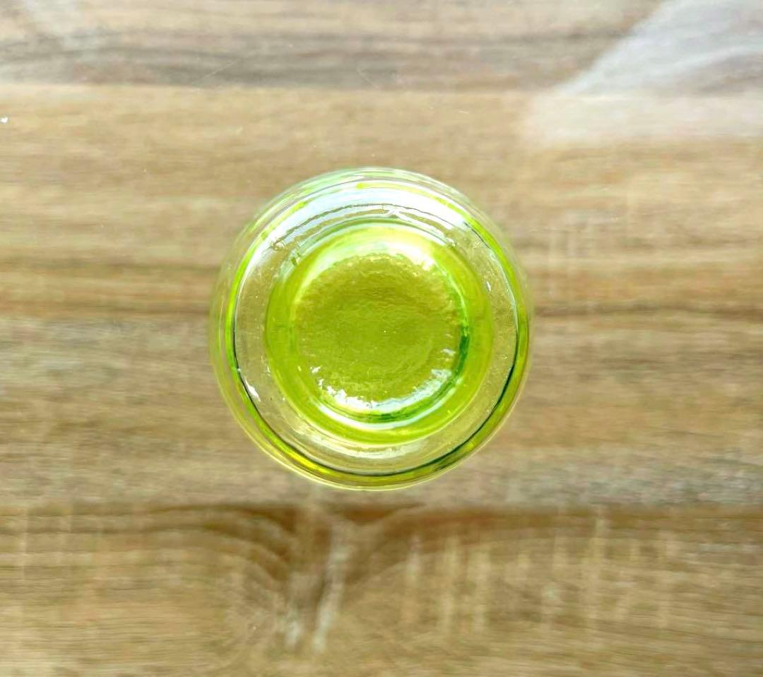 骨董 時代ガラス 切子 花 松葉 黄色 ウランガラス 反り口碗型 盃 猪口