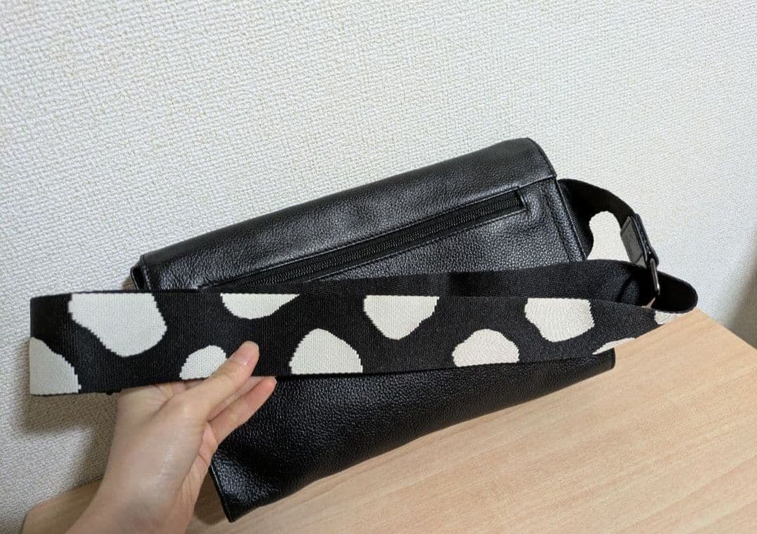 イアパピヨネ　柄ワイドテープショルダーバッグ　ブラック　黒　レザー