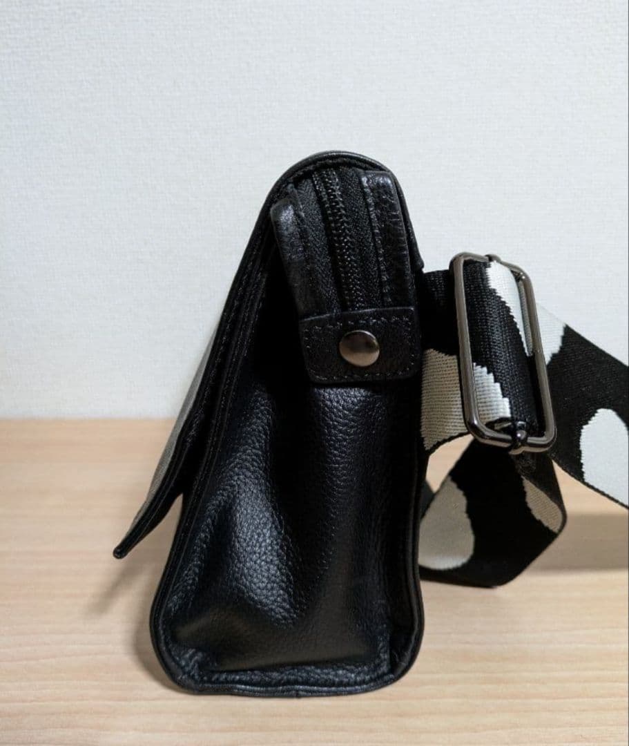 イアパピヨネ　柄ワイドテープショルダーバッグ　ブラック　黒　レザー