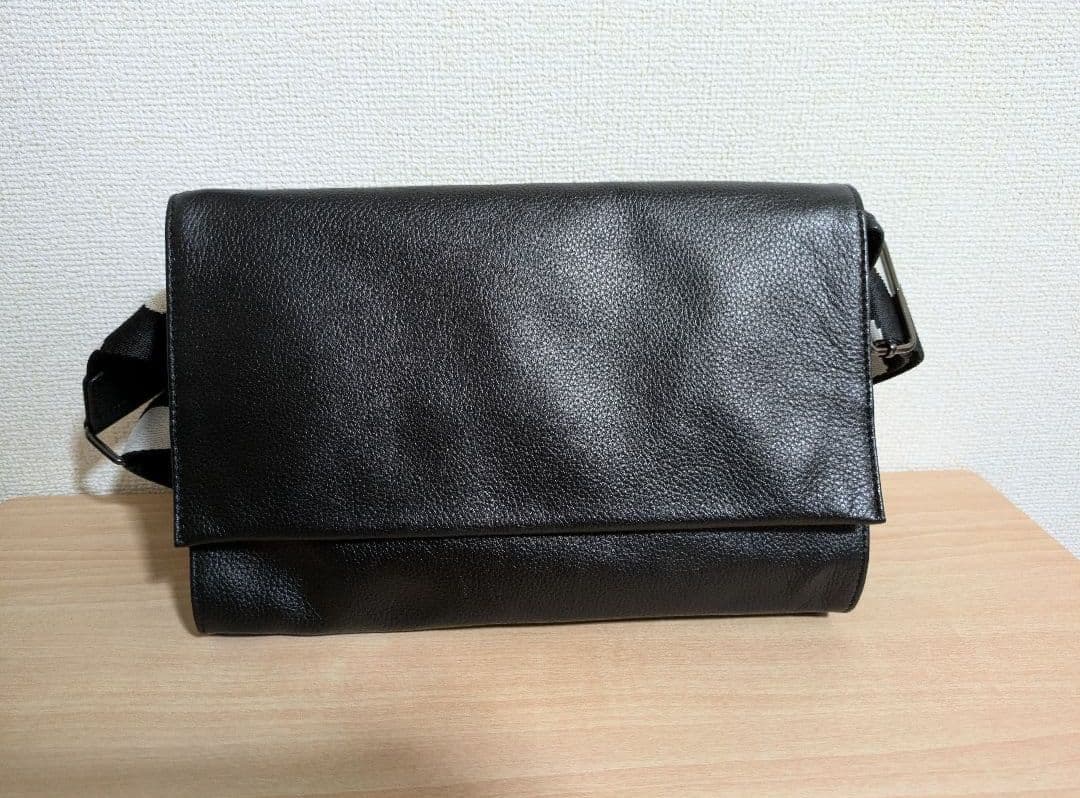 イアパピヨネ　柄ワイドテープショルダーバッグ　ブラック　黒　レザー