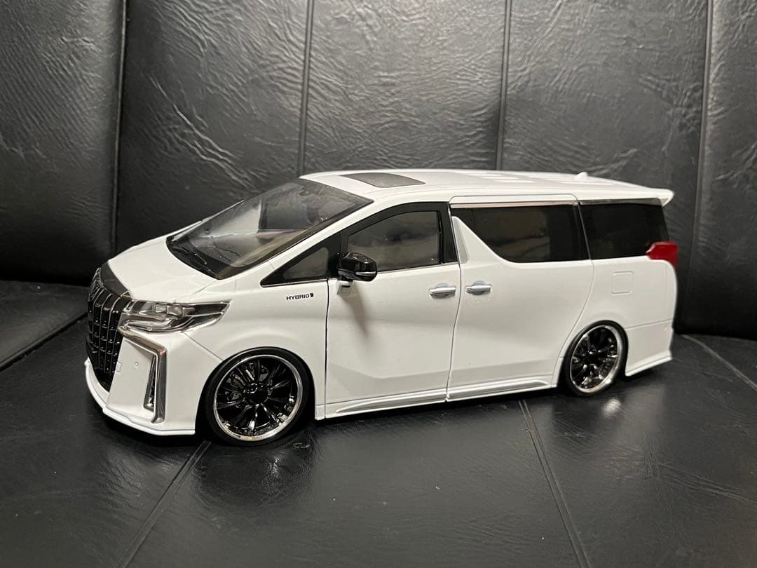 トヨタ　アルファード　30系後期　1/18