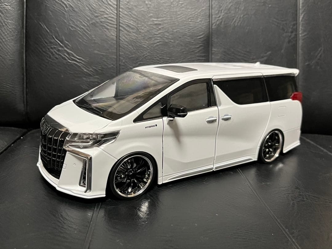 トヨタ　アルファード　30系後期　1/18