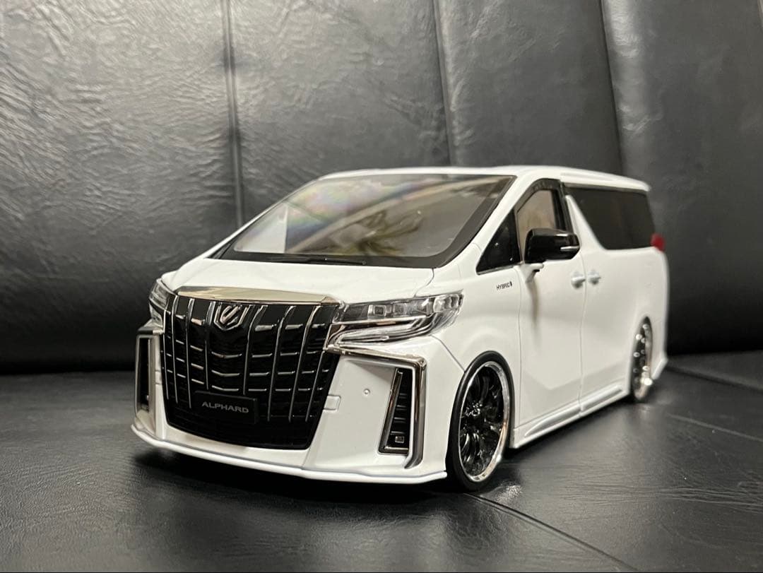 トヨタ　アルファード　30系後期　1/18
