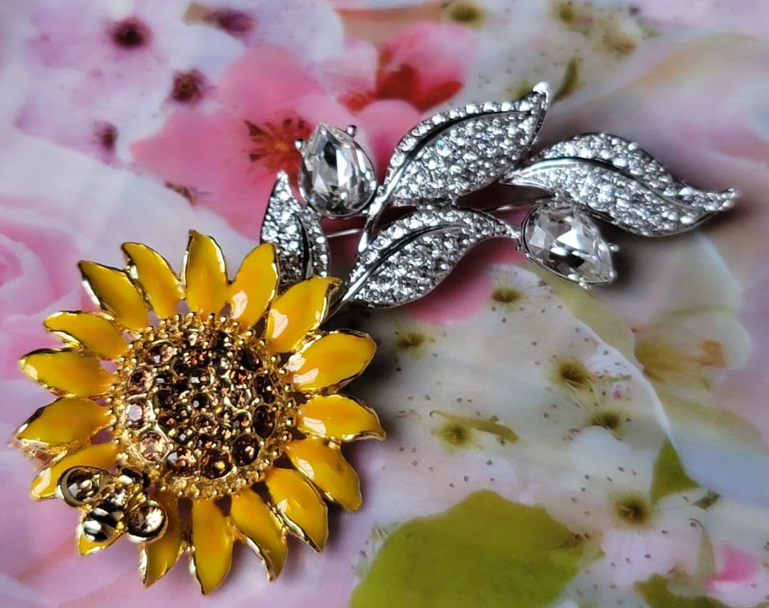 ヴァンドームブティック 曲線の美しいブローチ 葉