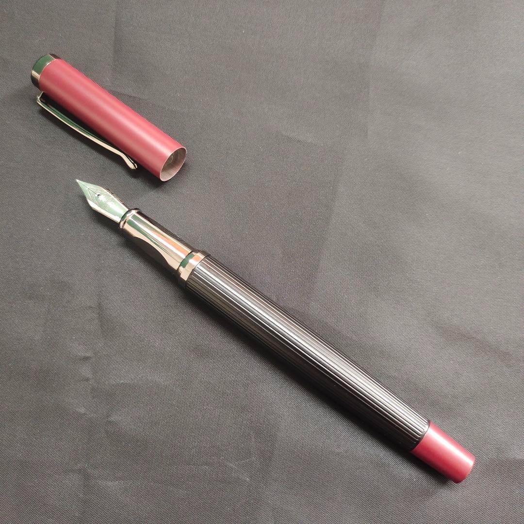 赤と黒のストライプ万年筆 1