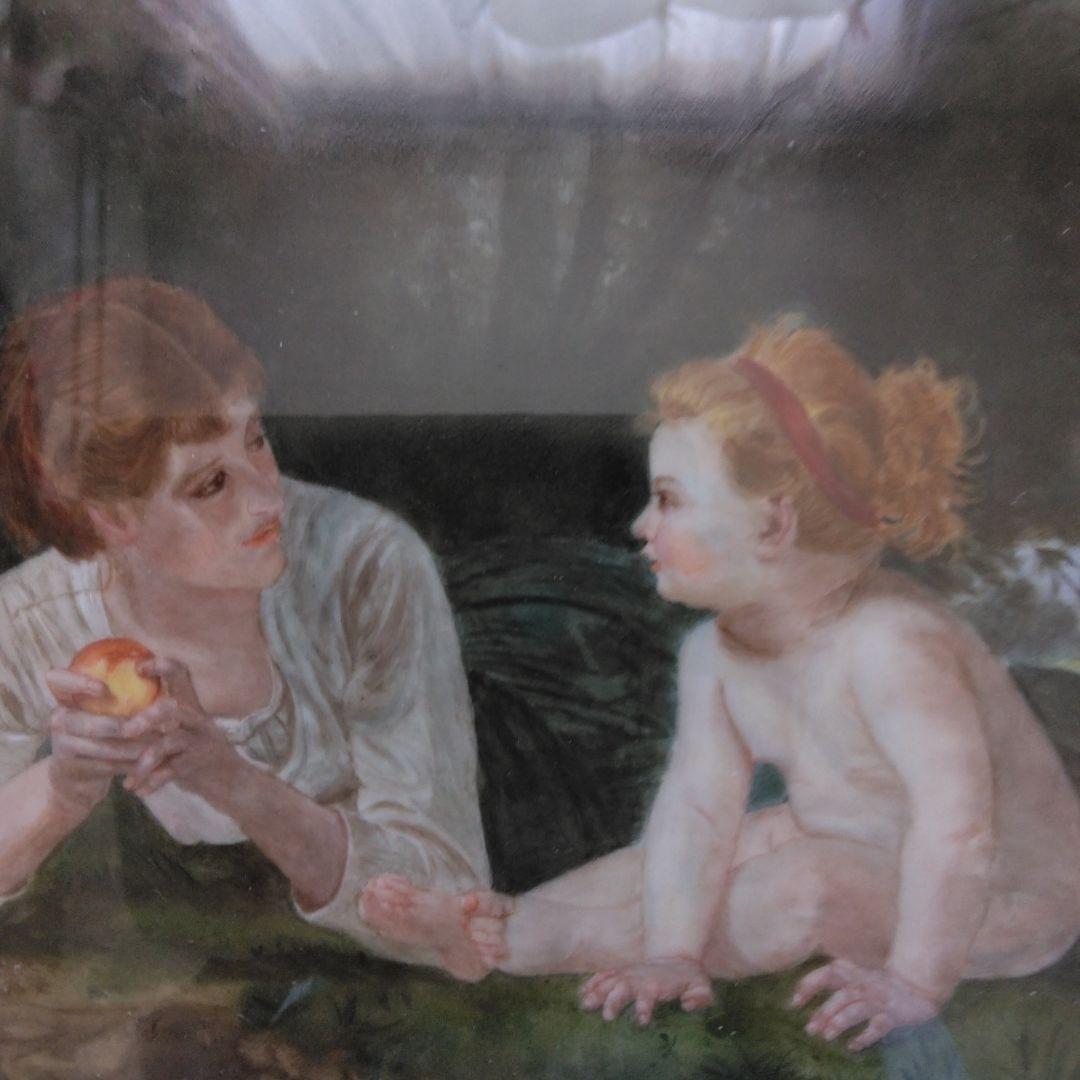 はだかの少女と見守る母