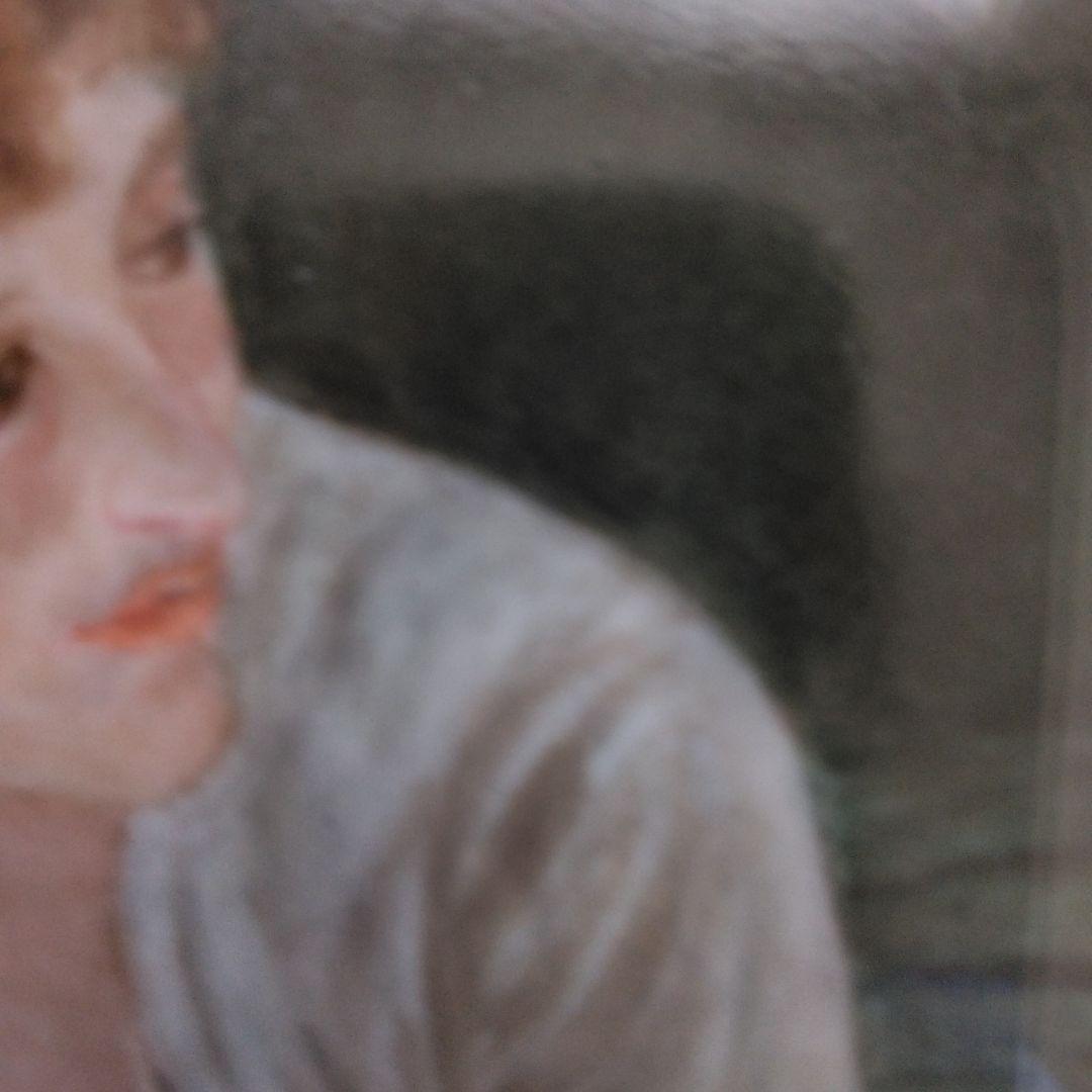 はだかの少女と見守る母