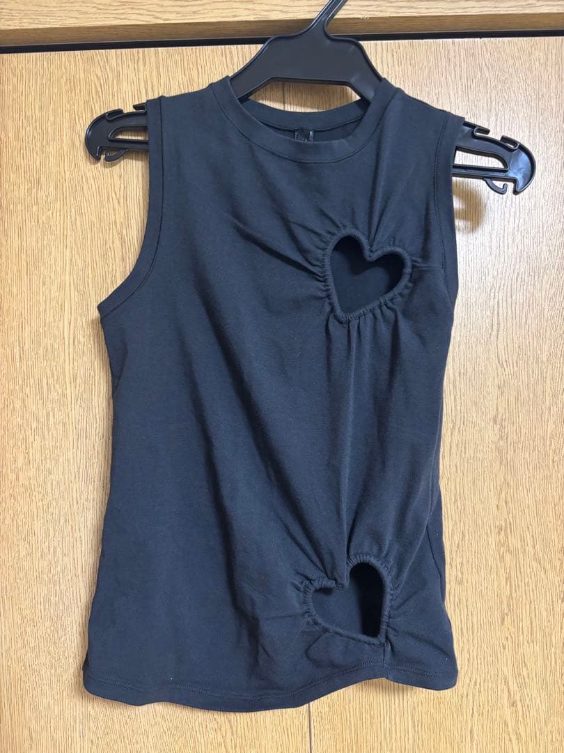 SKIMS ブラックハートカットアウト タンクトップ