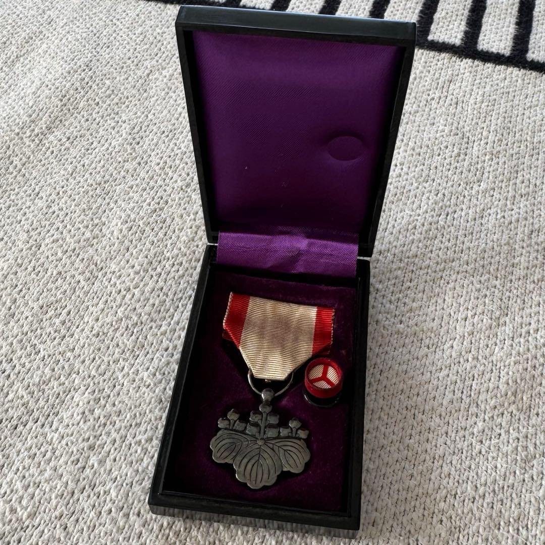 旧日本軍 勲章 勲八等白色桐葉章 プラスチックケース入り - メルカリ