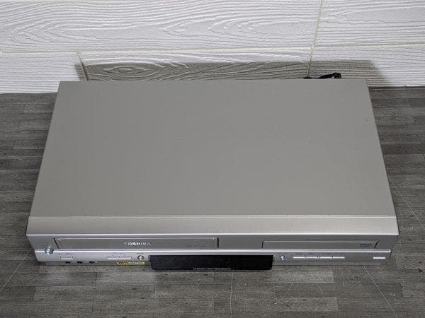 TOSHIBA 東芝 SD-V700 VHSビデオデッキ一体型DVDプレーヤー