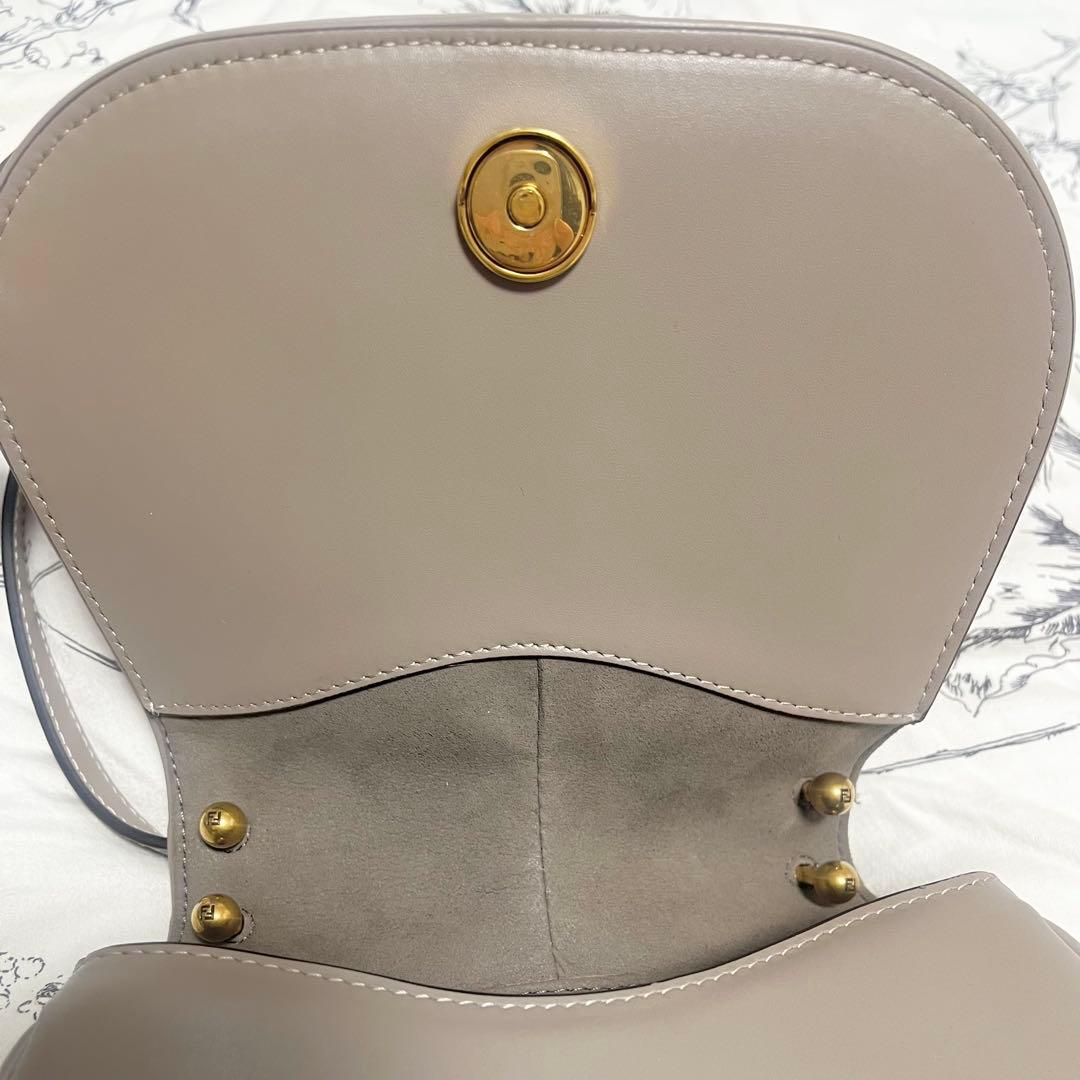 リュウリュウ 【極美品】FENDI フェンディ ショルダーバッグ グレー