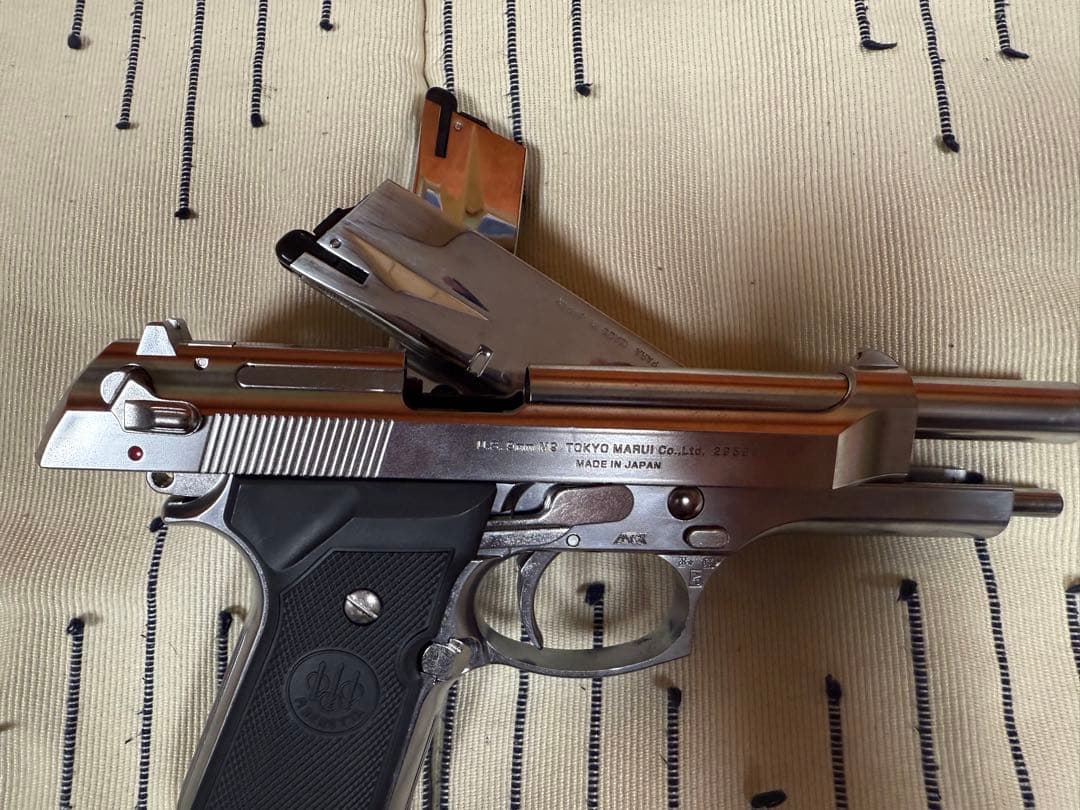 東京マルイ ベレッタm92f クロームステンレス マガジン2本付き