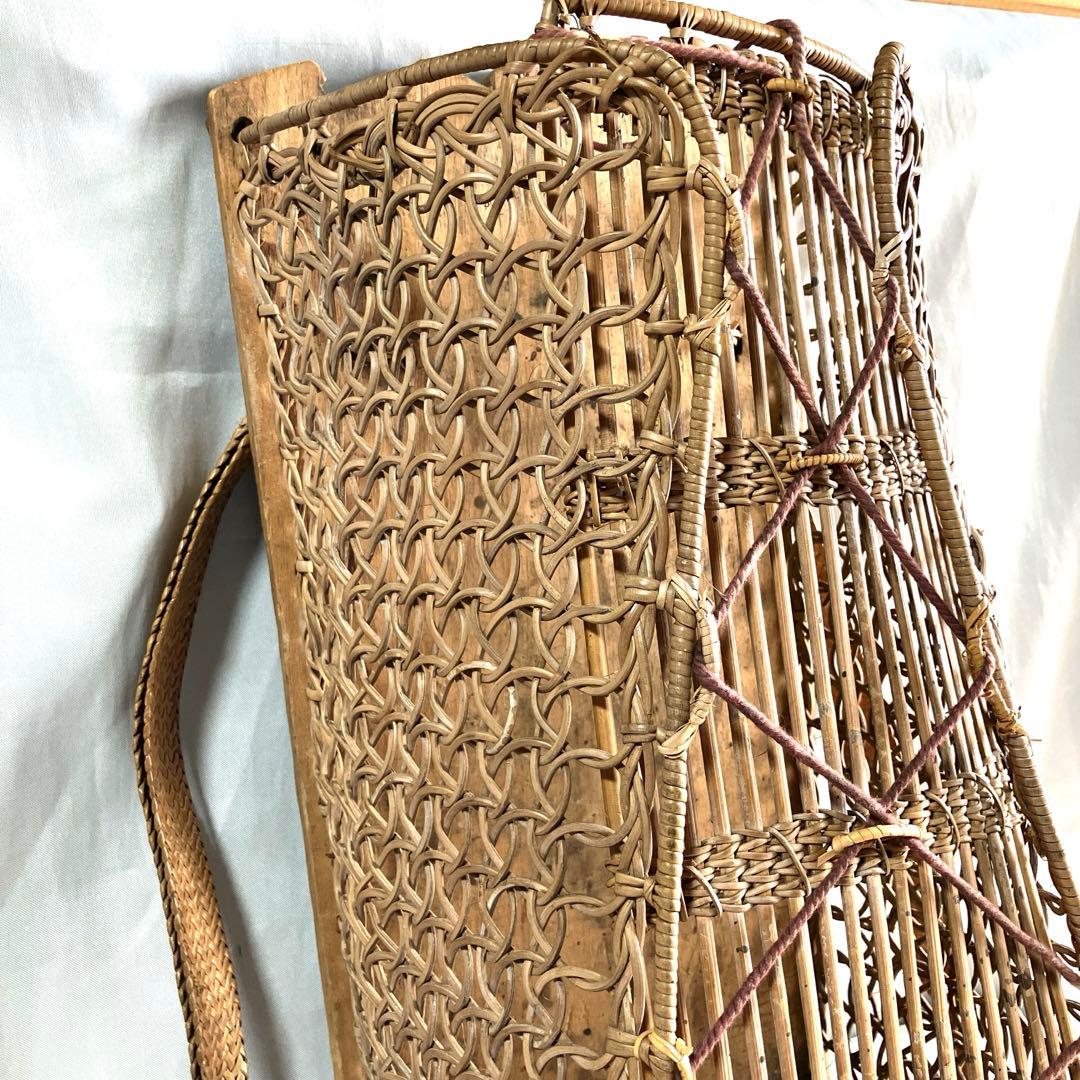 カリマンタン島ダヤック族ロタン編ビーズ飾り付き赤ちゃん背負籠貴重