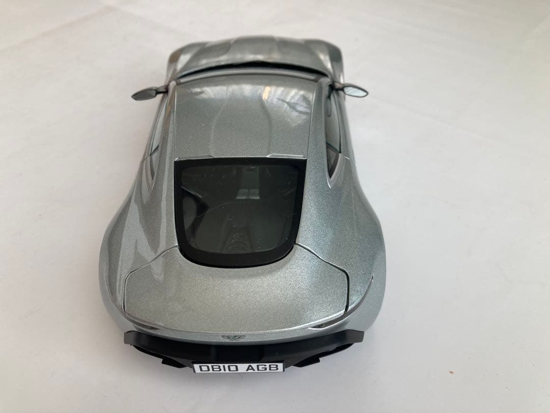 「りん」「007 スペクター」のボンドカー ホットウィール 1/18