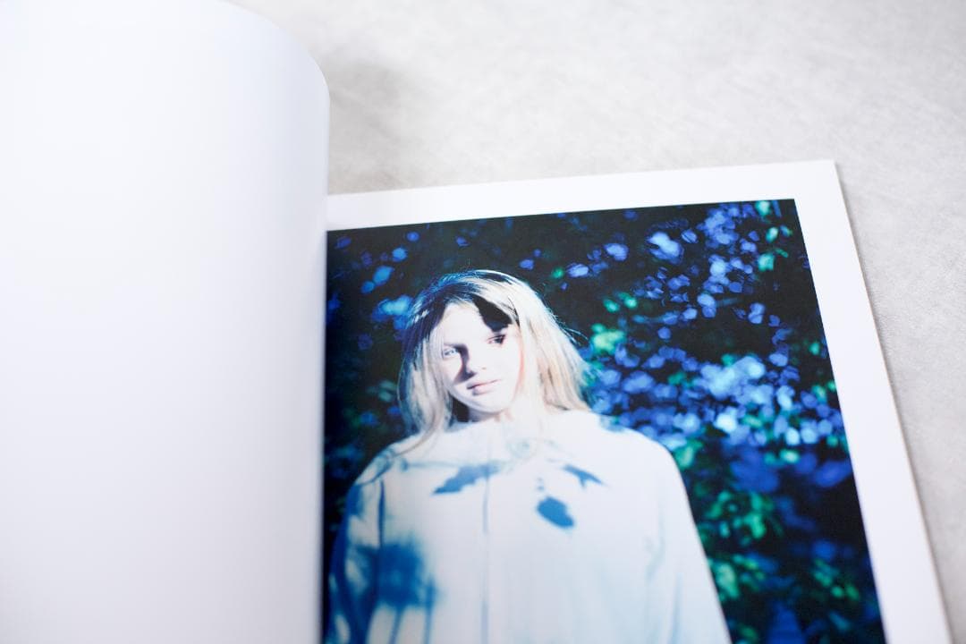 美本・山元彩香写真集 「We are Made of Grass〜」 サインあり 「We Grass