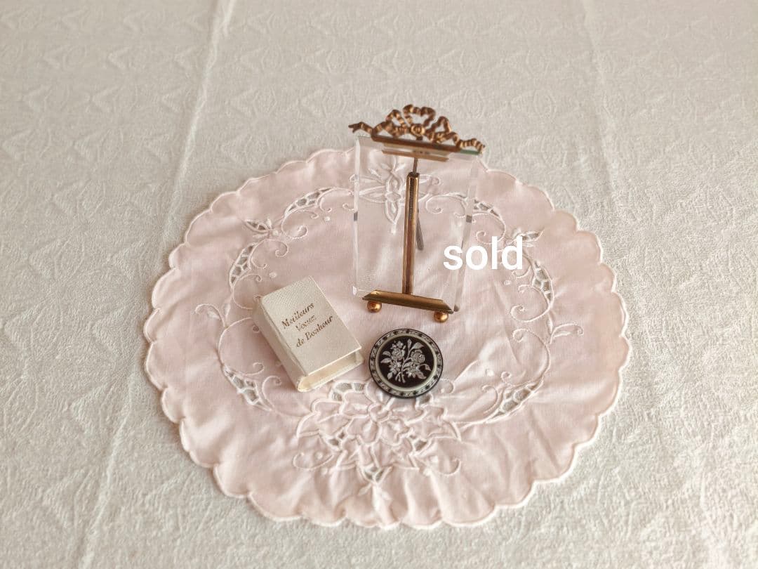 vintage brooch ❀ 彫り模様の美しい シックなお花 ブローチ