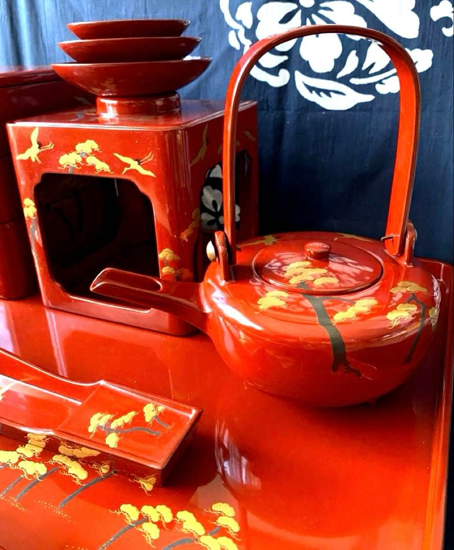 時代物　屠蘇器・重箱セット　木製漆器　朱塗り金蒔絵　鶴に松　縁起柄　長寿　木箱入