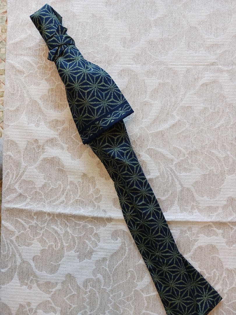 居合前差し用脇差、黒合皮革巻　黒鮫仕、刃紋.乱れ二重刃文　　　金具.勝龍一作